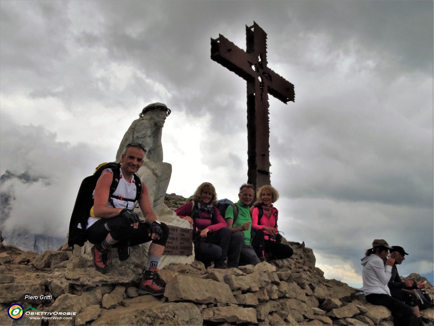 04 Al Cristo Pensante quasi in vetta al Monte Castellazzo (2333 m).JPG -                                